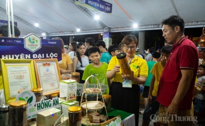 Hàng nghìn người dân đến tham quan, mua sắm tại TechFest Quang Nam 2023